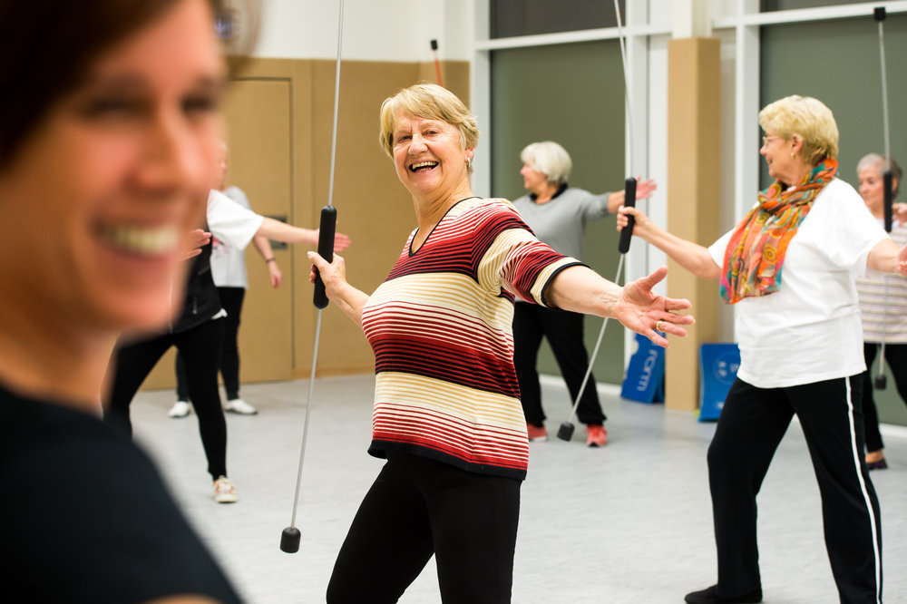 Trainerin im Fitnessstudio